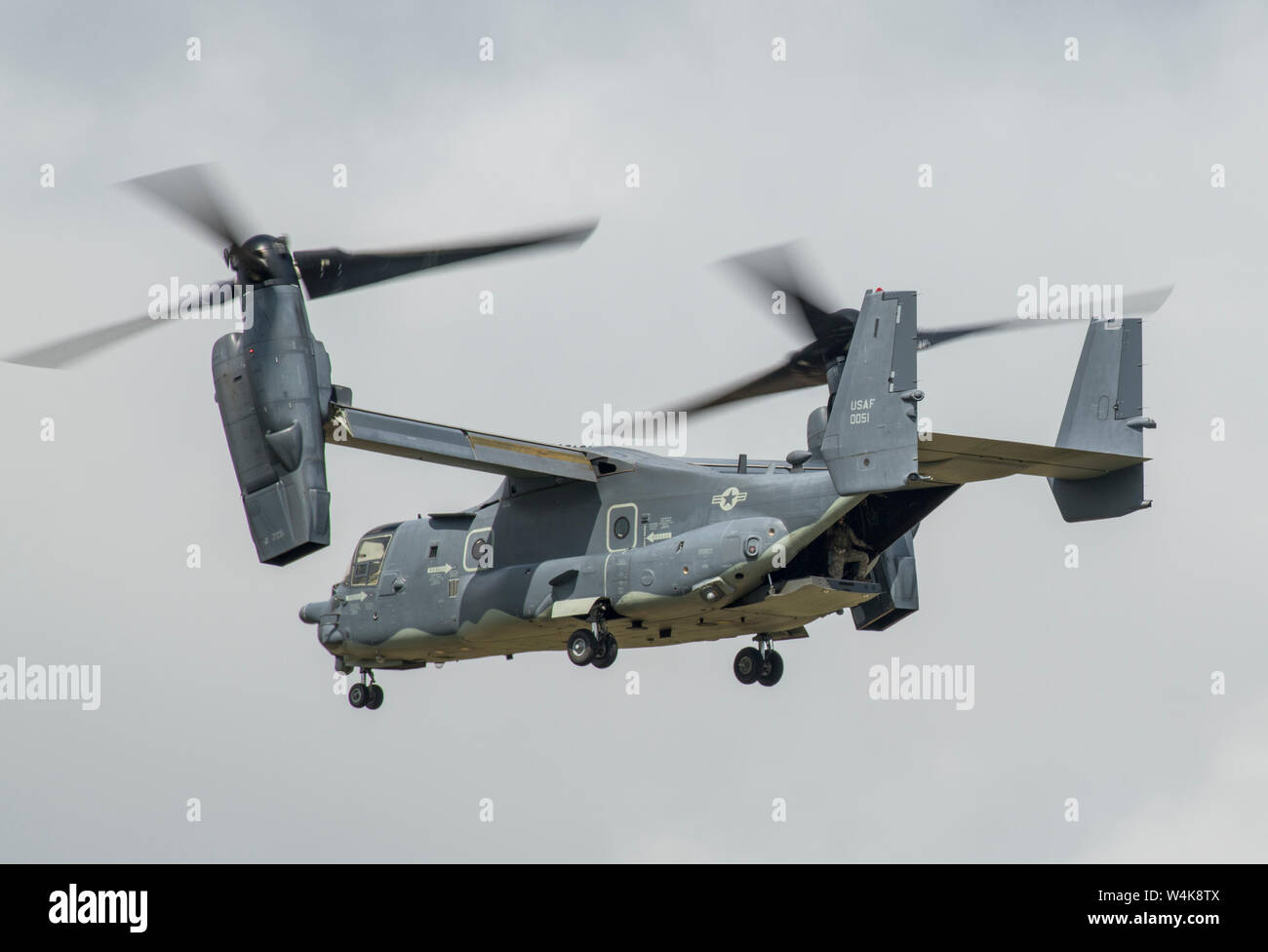 L'US Air Force UN CV-22 Osprey vole pendant le 2019 Royal International Air Tattoo à Fairford de la RAF, en Angleterre, le 20 juillet 2019. Cette année, l'riat a commémoré le 70e anniversaire de l'OTAN et a souligné l'engagement durable à ses alliés européens. (U.S. Air Force photo par un membre de la 1re classe Jennifer Zima) Banque D'Images