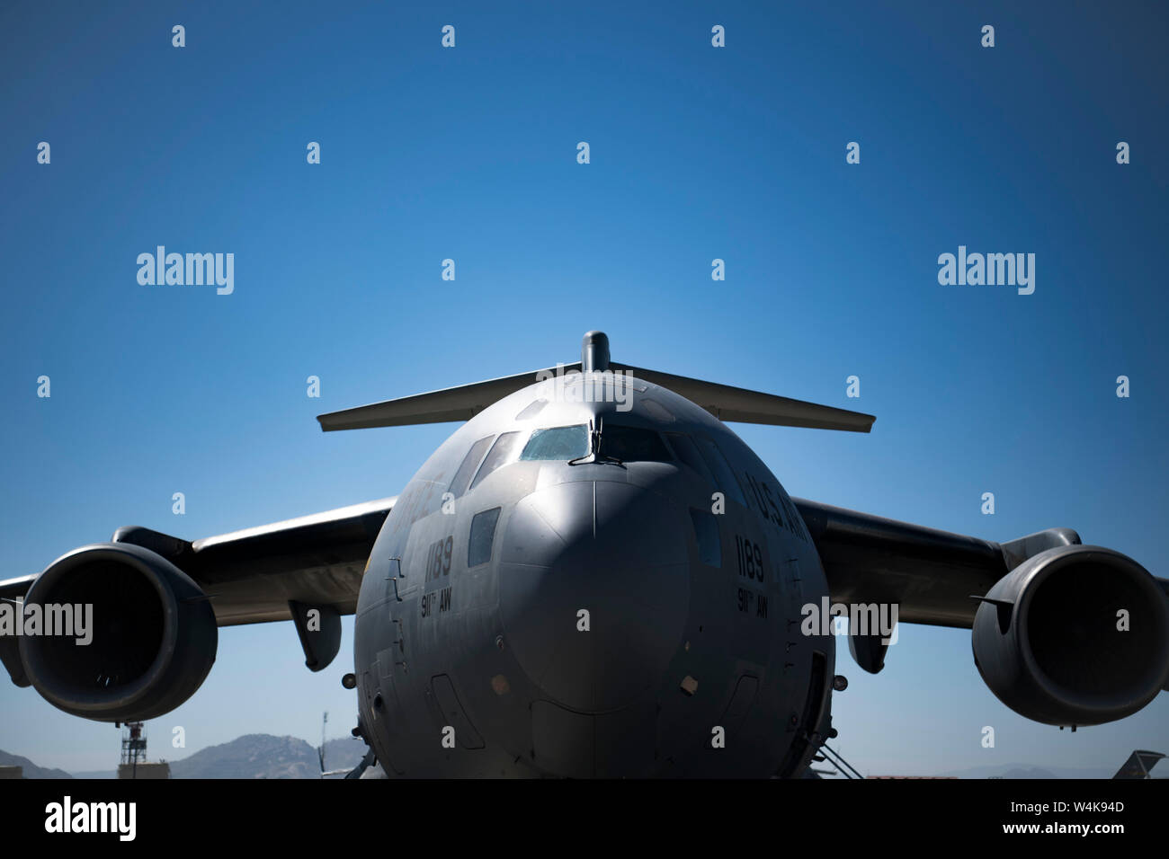 C-17 Globemaster III le personnel navigant affecté à la 729e Escadron de transport aérien d'effectuer les procédures de contrôle en amont avant un vol d'entraînement local, juillet, 17, 2019, mars à Air Reserve Base, en Californie.Le 729e que transporte le personnel et de fret dans le monde entier, y compris les missions de secours humanitaire, de médecine et des parachutages, vols de fournitures et de parachutistes. (U.S. Photo de l'Armée de l'air par le personnel. Le Sgt. Daniel Snider) Banque D'Images