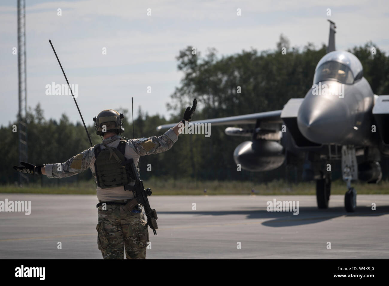 Un U.S. Air Force Special Tactics maréchaux de l'opérateur un F-15E Strike Eagle à l'avant d'un armement et d'essence avec la mission pendant le fonctionnement de l'aéronef USAFE Forge rapide à la base aérienne d'Āmari, l'Estonie, le 23 juillet 2019. Special Tactics est une opération spéciale du Commandement aérien tactique et de masse, la force d'intégration et de l'Air Force d'opérations spéciales des forces au sol, accès, leader mondial de la grève de précision, la récupération du personnel et les opérations de chirurgie de bataille sur le champ de bataille. Le F-15E Strike Eagle est un double-rôle fighter conçu pour effectuer de l'air-air et air-sol, avec les capacités des missions Banque D'Images