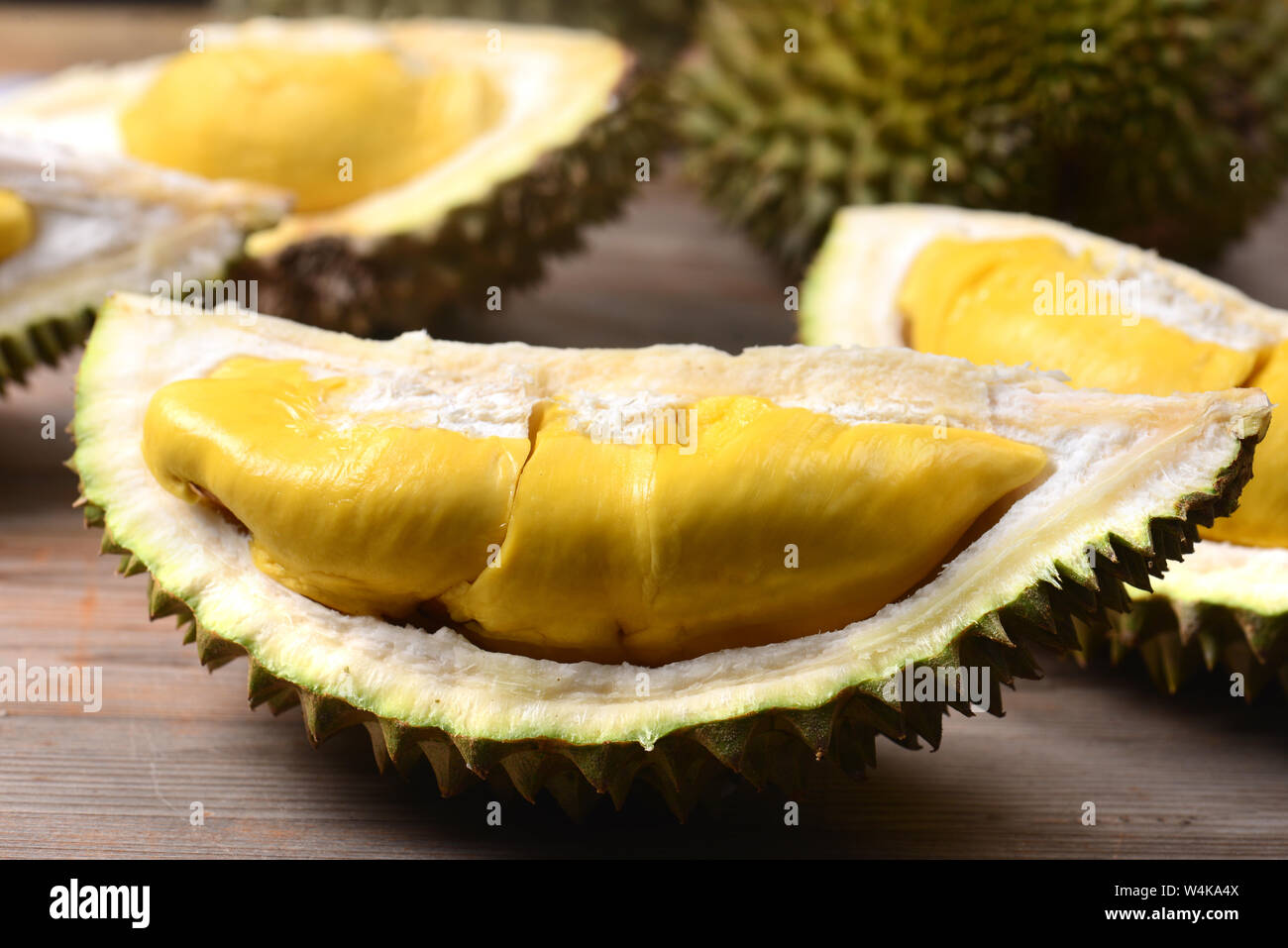 Durian durian ,frais et râpé peler avec la couleur jaune sur la table en bois. Banque D'Images