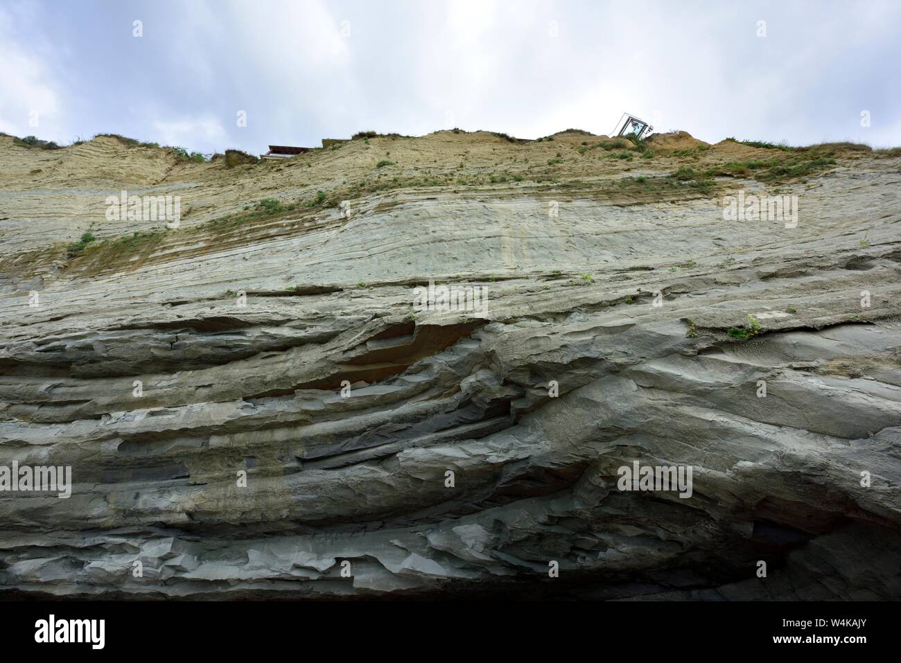 Jusqu'à la 7e ciel,Bar,café,plancher à fond de verre perchée sur la falaise,Loggas,plage,Grèce CORFOU,Peroulades Banque D'Images