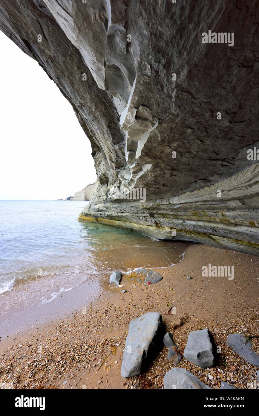 L'intérieur d'une grotte au bas d'une falaise,plage,peroulades Loggas ,Corfou,grèce,Îles Ioniennes Banque D'Images