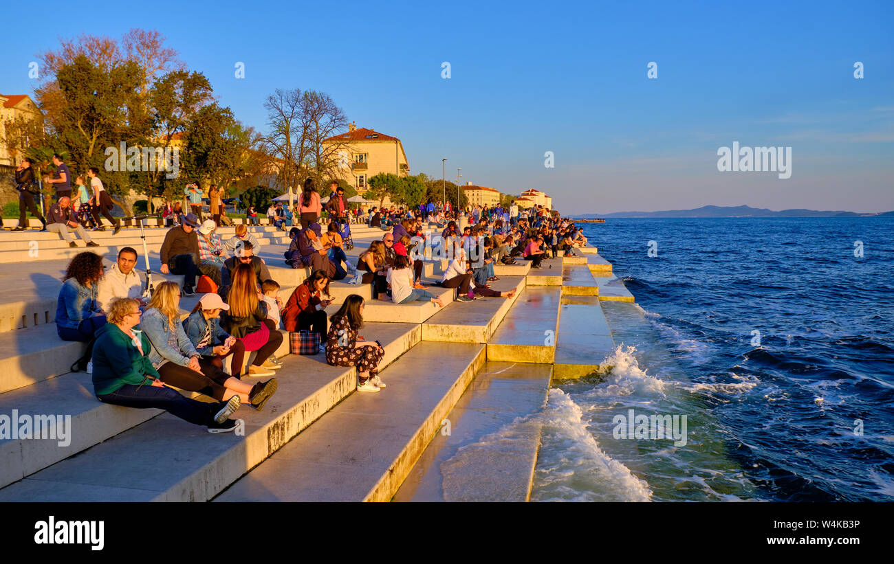 Les visiteurs se prélassent dans la soirée coucher du soleil à l'orgue de la mer , Zadar, Croatie,- Banque D'Images