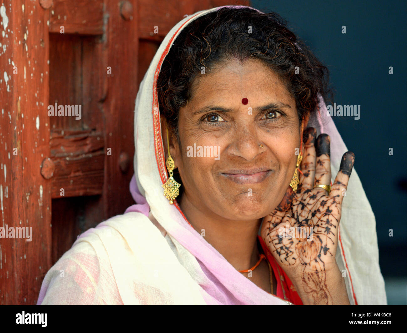 Rajasthani woman montre les Indiens des tatouages au henné sur sa gauche palm. Banque D'Images