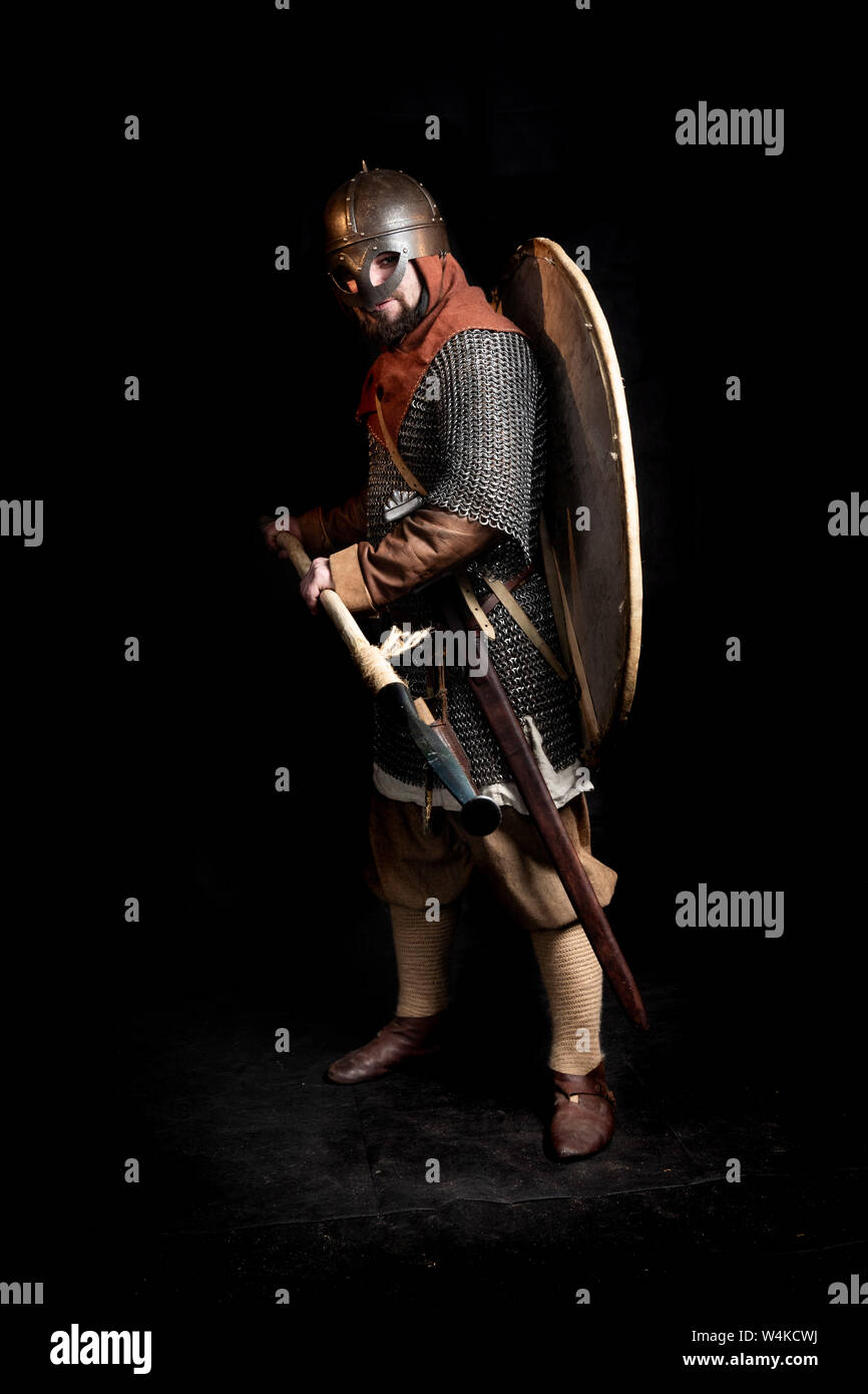 Dans Viking warrior clothes holding lance et le bouclier. reconstitution  historique de l'époque médiévale. allégorie de la défense et de la sécurité  Photo Stock - Alamy
