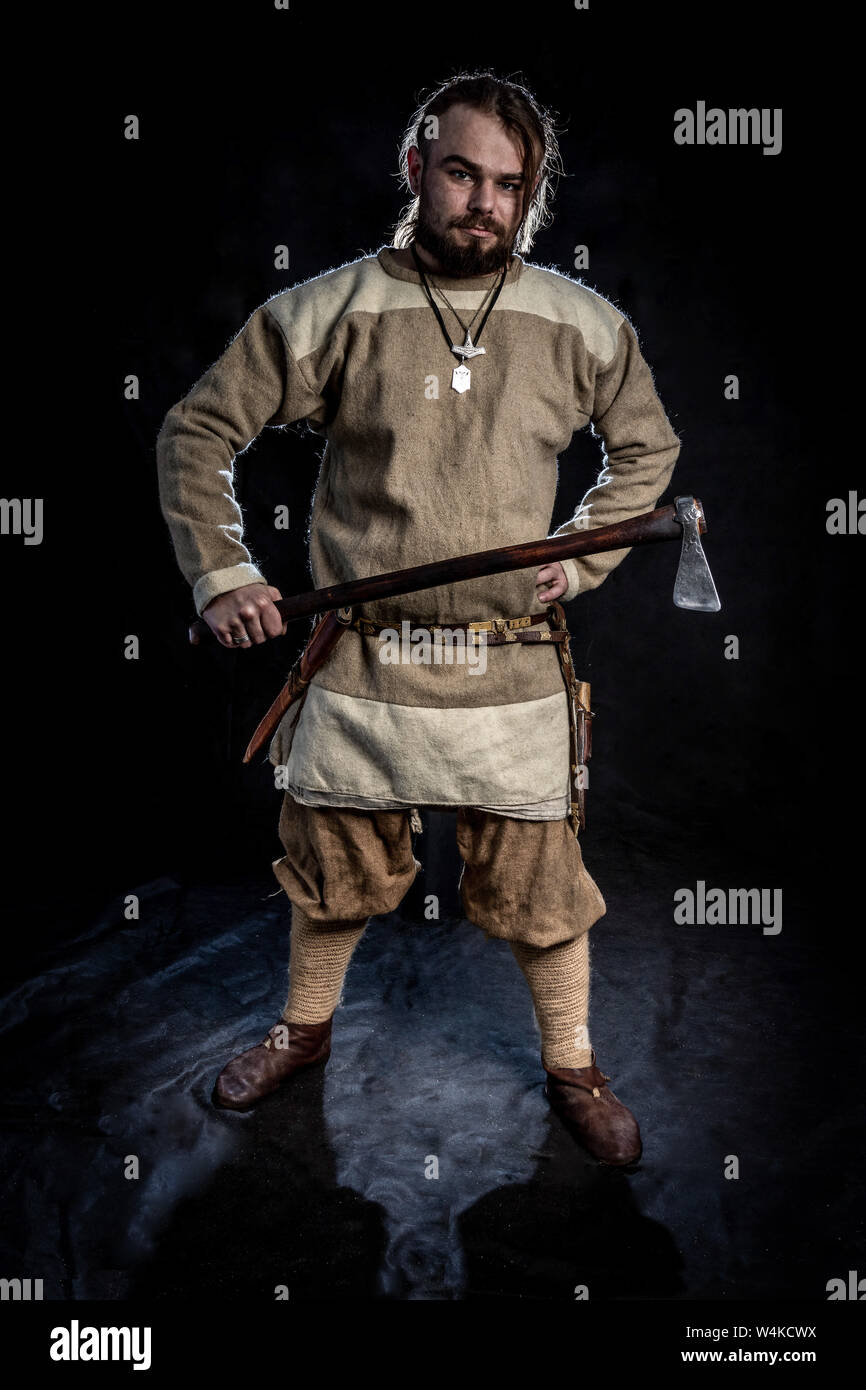 Viking dans les tenues de tenir une hache dans ses mains. La reconstruction  historique de l'époque médiévale précoce Photo Stock - Alamy