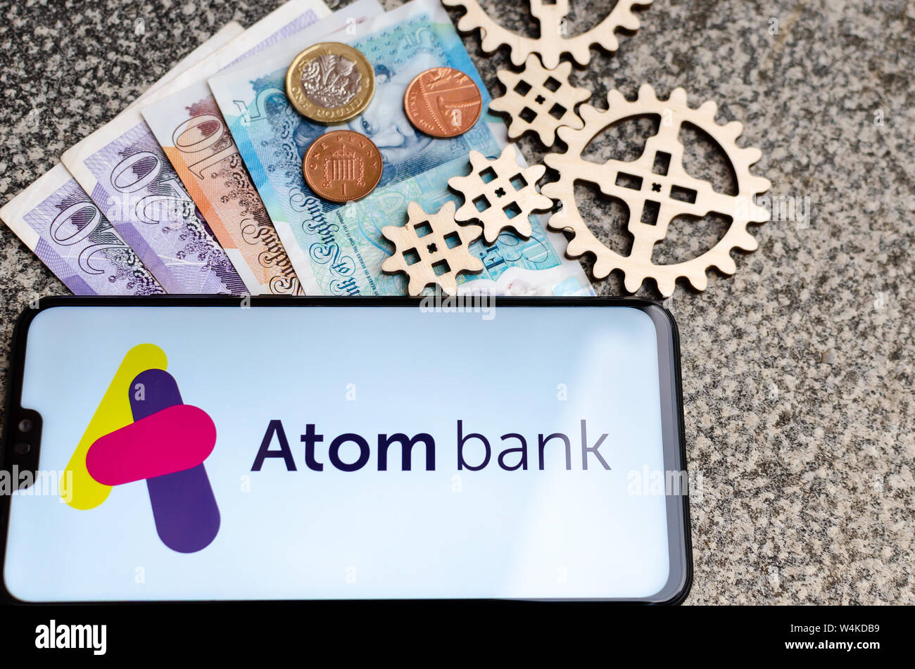 Atom le logo de la banque sur l'écran du smartphone Banque D'Images