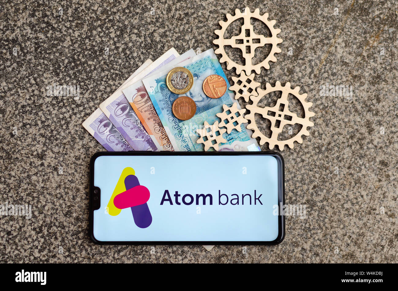 Atom le logo de la banque sur l'écran du smartphone Banque D'Images