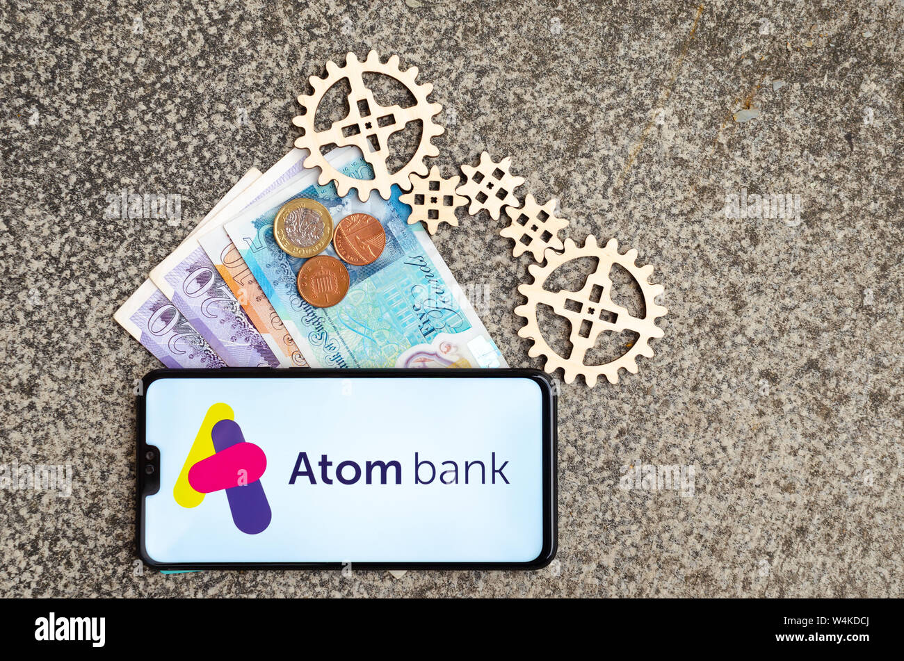 Atom le logo de la banque sur l'écran du smartphone Banque D'Images