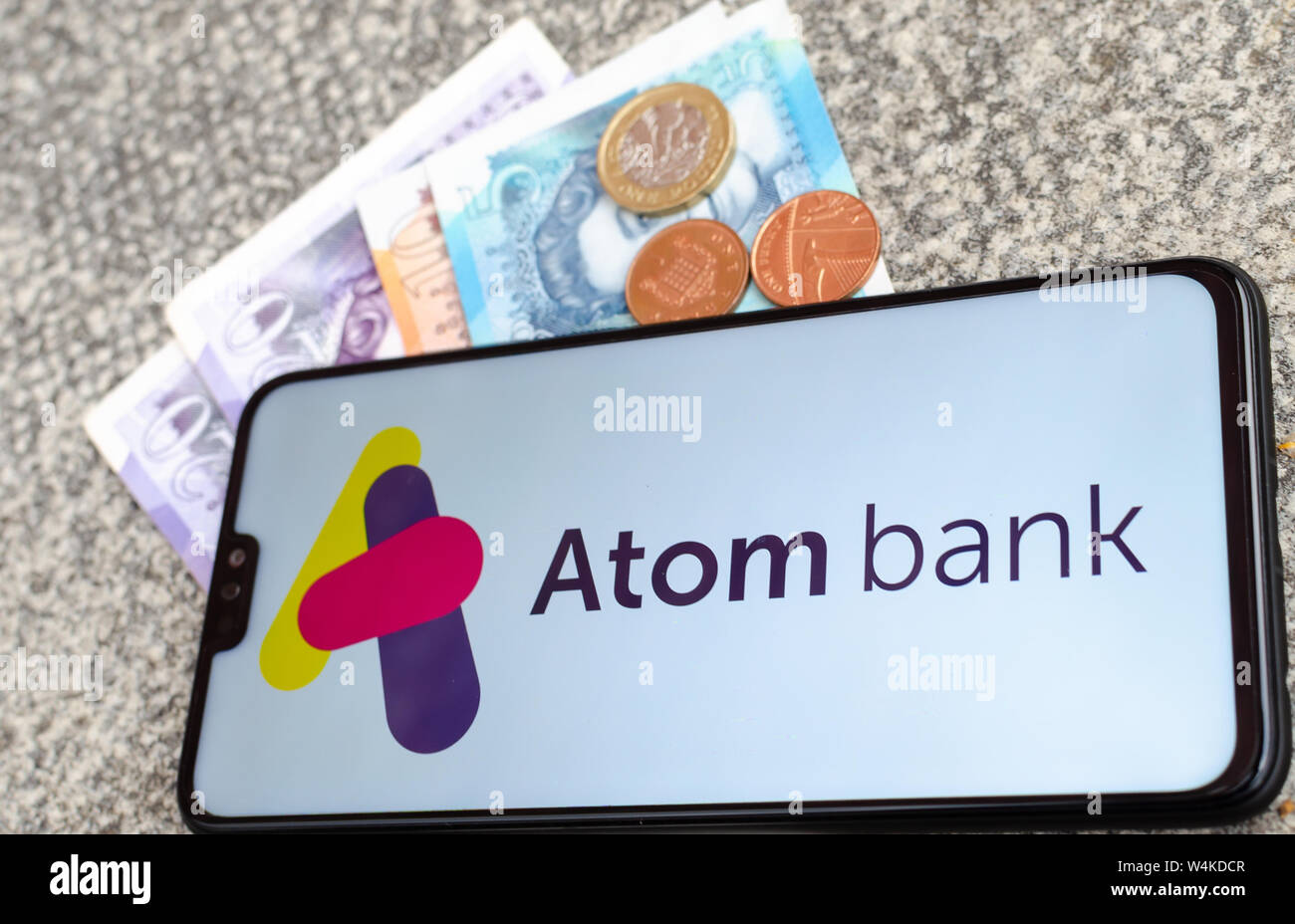 Atom le logo de la banque sur l'écran du smartphone Banque D'Images