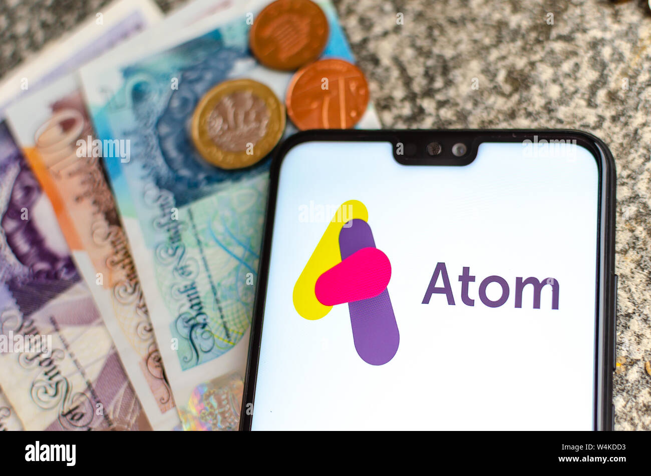 Atom le logo de la banque sur l'écran du smartphone Banque D'Images