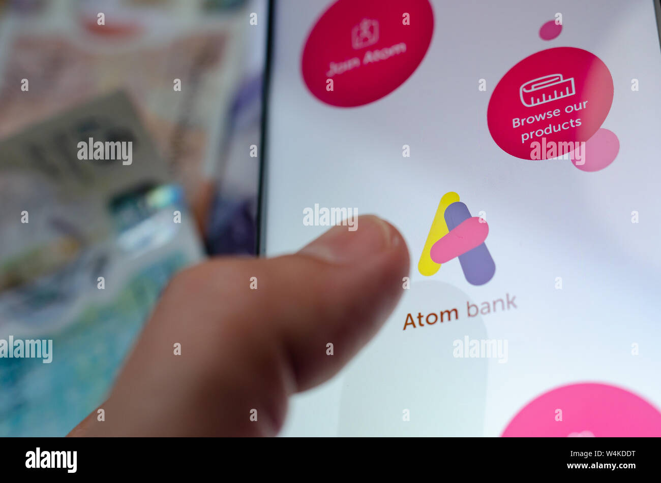 Atom le logo de la banque sur l'écran du smartphone Banque D'Images