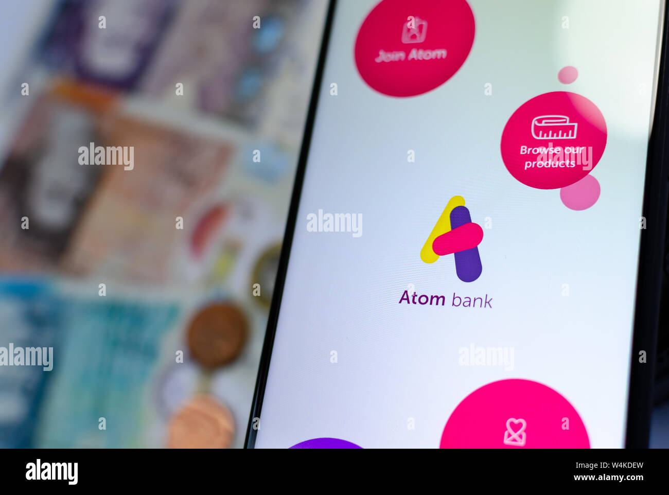 Atom le logo de la banque sur l'écran du smartphone Banque D'Images