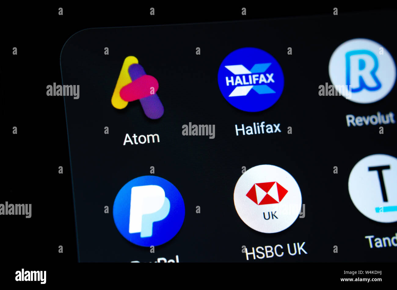Atom app banque à côté de l'avion d'autres applications sur l'écran du smartphone. Mobile : Conceptuelle (banque virtuelle) en concurrence avec les grandes banques classiques Banque D'Images