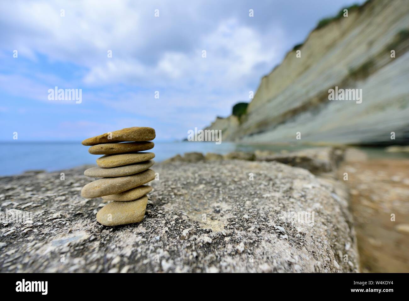 Pile Pile de galets, cailloux,plage,peroulades Loggas falaises ,Corfou,grèce,Îles Ioniennes Banque D'Images