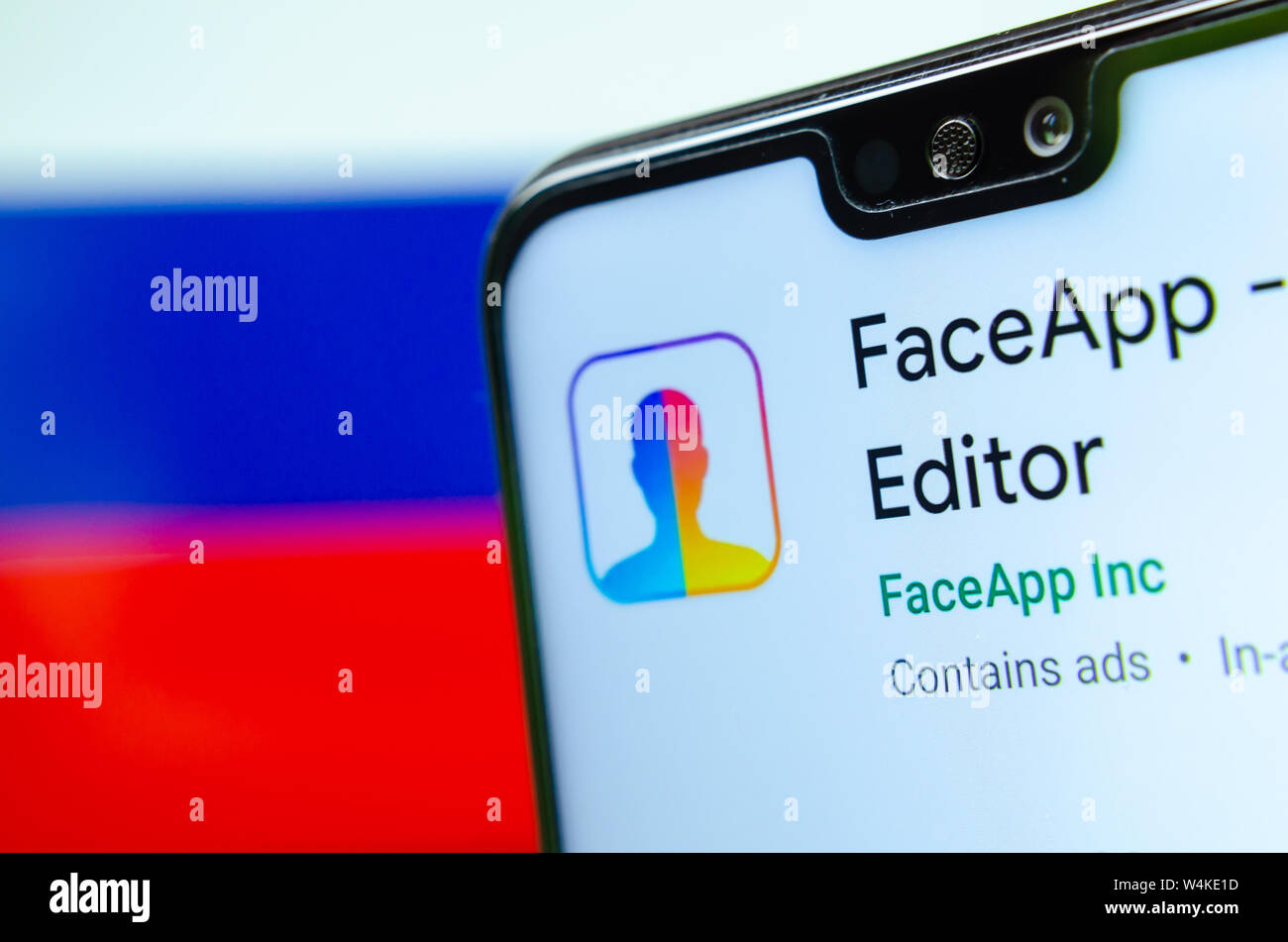 FaceApp logo sur l'écran du smartphone avec le pavillon de la Russie à l'arrière-plan flou derrière elle. Photo d'illustration éditoriale conceptuel. Banque D'Images