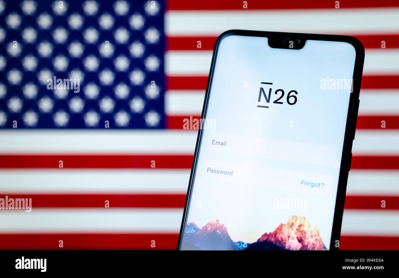 App Banque N26 écran de démarrage sur le smartphone affiche avec le drapeau américain sur l'arrière-plan. Photo conceptuelle pour l'entrée de la banque numérique du marché des États-Unis. Banque D'Images