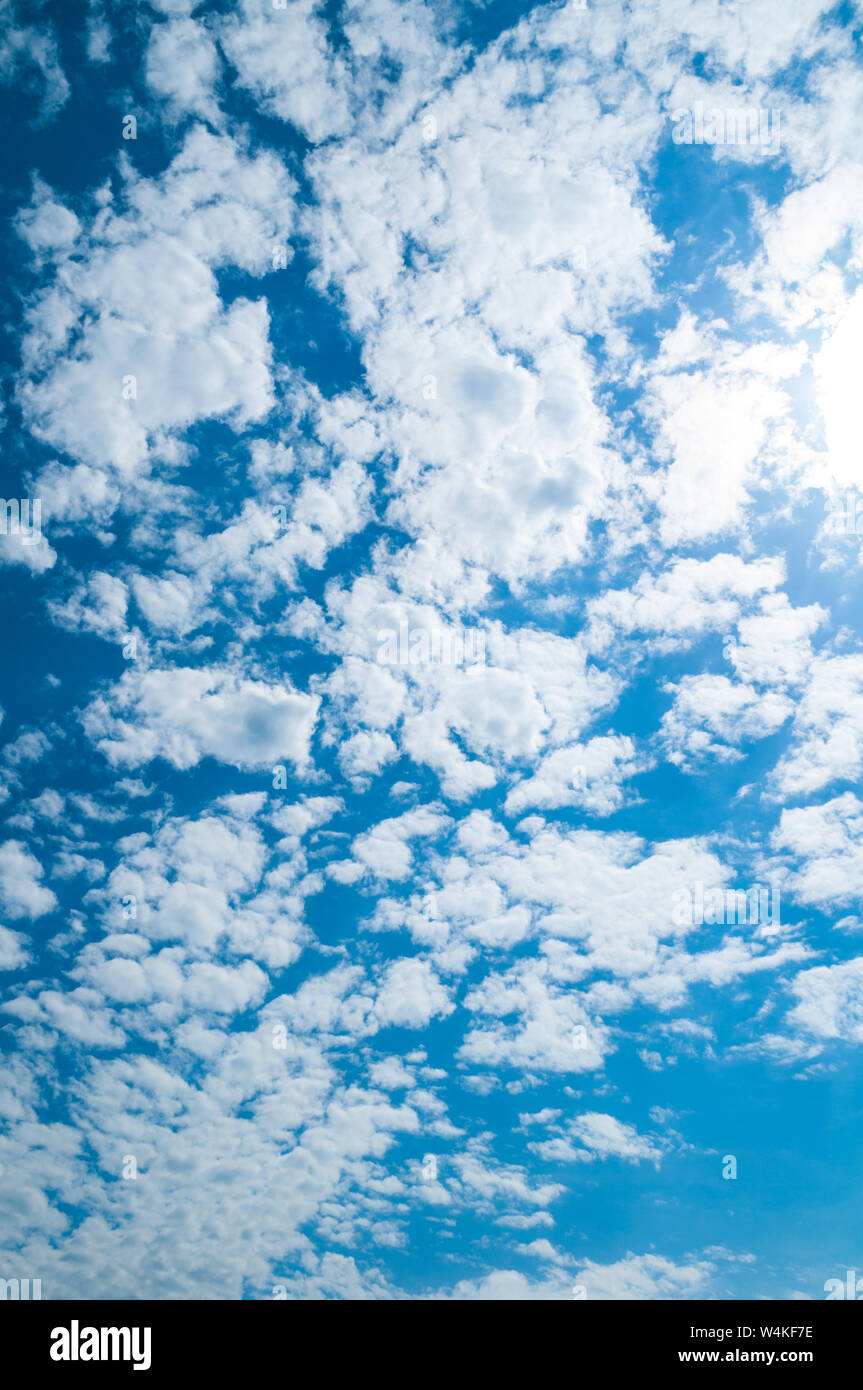 Blanc bleu ciel dramatique - nuages colorés spectaculaire éclairée par la lumière du soleil. Ciel immense paysage panoramique du paysage Banque D'Images