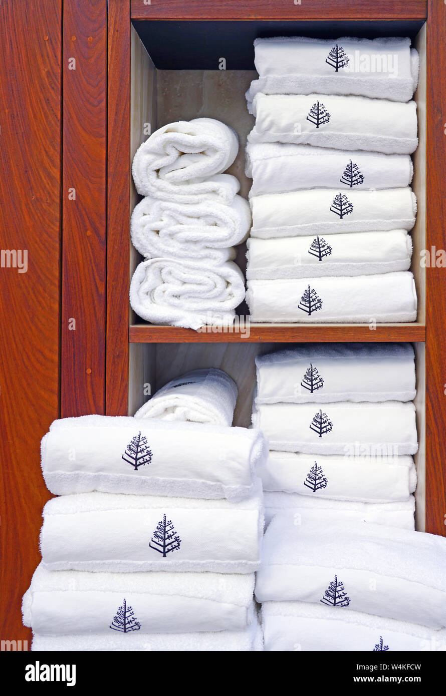 MAUI, HI -30 mars 2018- des piles de serviettes de plage blanche avec le logo de l'Four Seasons Four Seasons Maui, un complexe de luxe situé à Wailea, Maui, Ha Banque D'Images