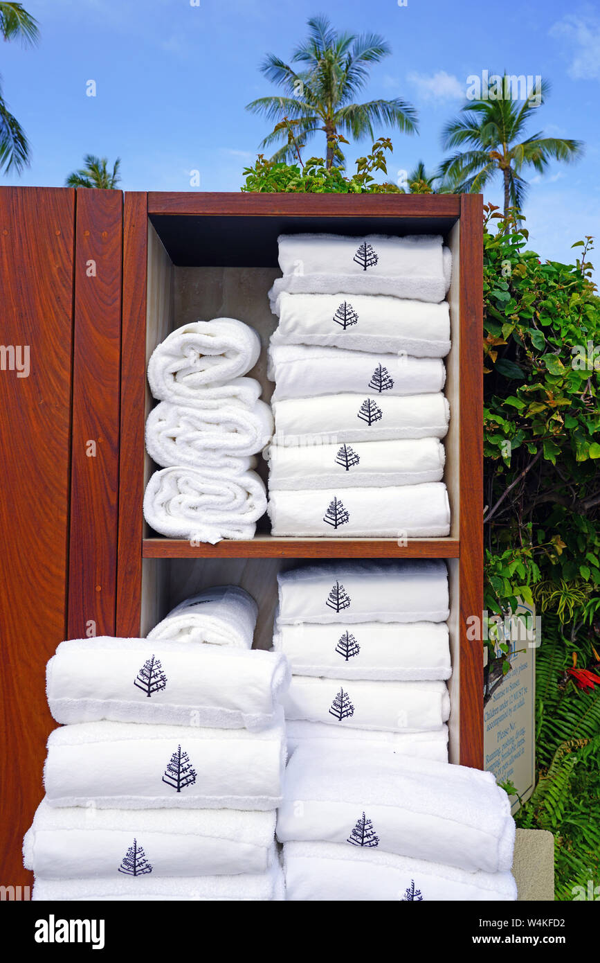 MAUI, HI -30 mars 2018- des piles de serviettes de plage blanche avec le logo de l'Four Seasons Four Seasons Maui, un complexe de luxe situé à Wailea, Maui, Ha Banque D'Images