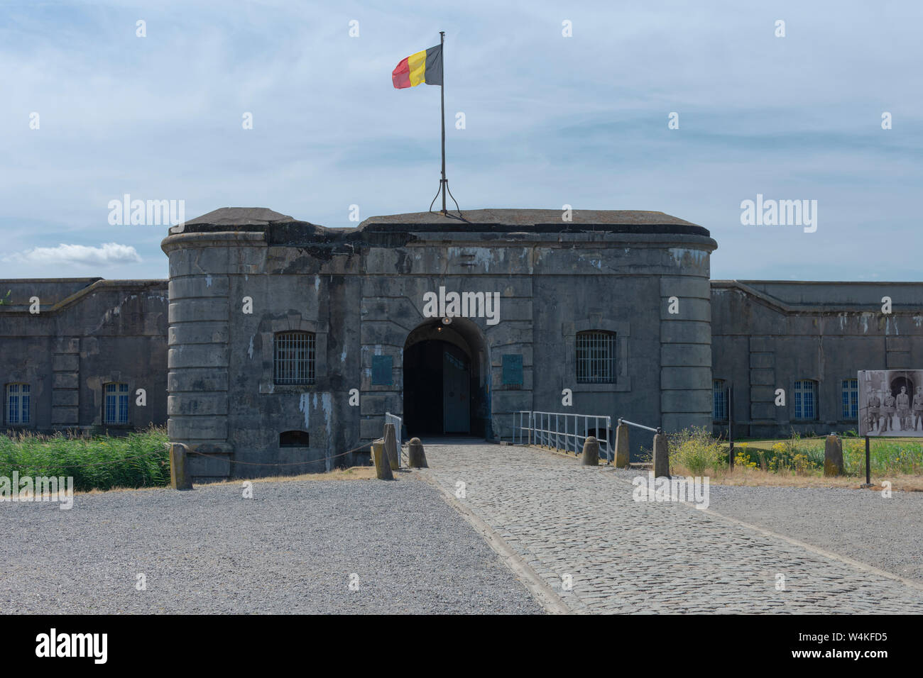 Bruxelles, Belgique, 22 juillet 2019. L'entrée sombre ou le monument commémoratif national de la forteresse de Breendonk, avec le pavillon belge Banque D'Images
