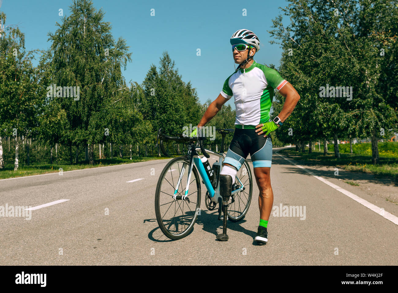 Athlète ayant une déficience ou en formation d'amputé à vélo dans la journée d'été ensoleillée. Professionnel hommes sportsman avec prothèse de jambe pratiquer à l'extérieur. Mobilité sport et mode de vie sain concept. Banque D'Images