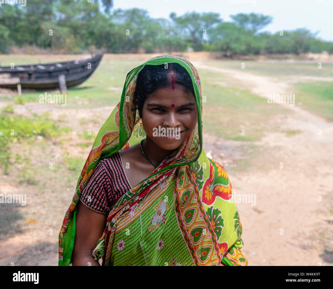 Bichitrapur, Orissa, Inde. - Mai31,2019. An Unidentified woman smiling in Rural Indien avant de l'appareil photo. Banque D'Images