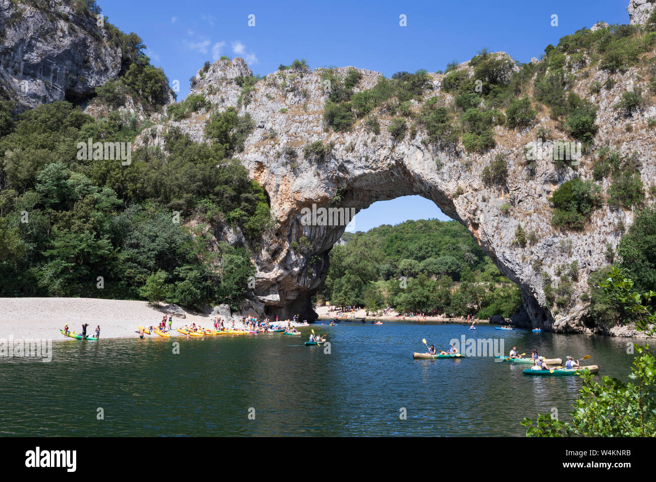 Vue sur la rivière Ardèche et du Pont d'Arc dans les gorges de l'Ardèche, Salavas, Auvergne-Rhone-Alpes, Provence, France, Europe Banque D'Images