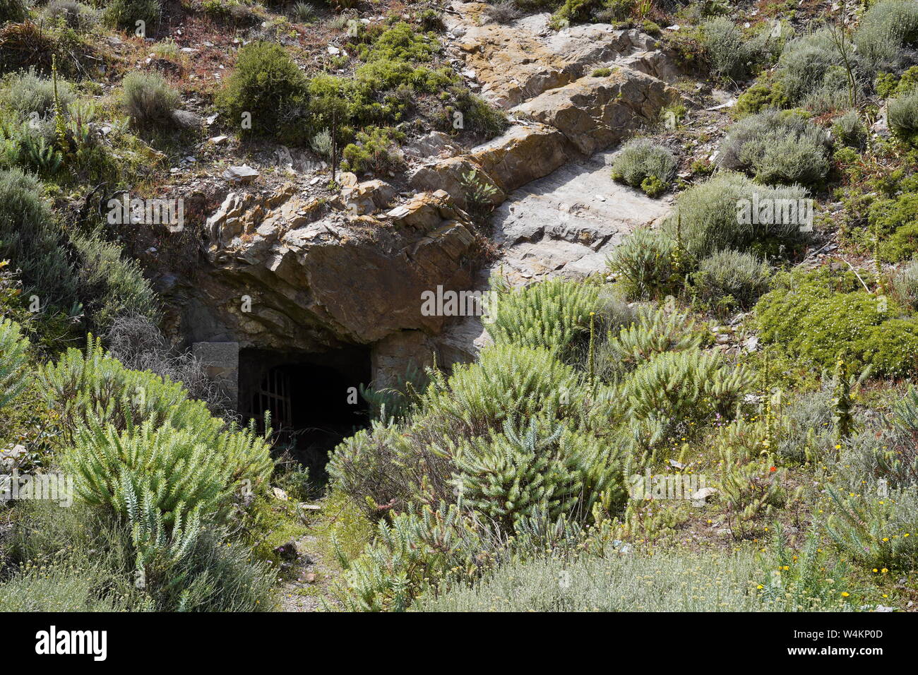 Endroits perdus, barrière grille rouillée devant une grotte dans Argientiera Banque D'Images
