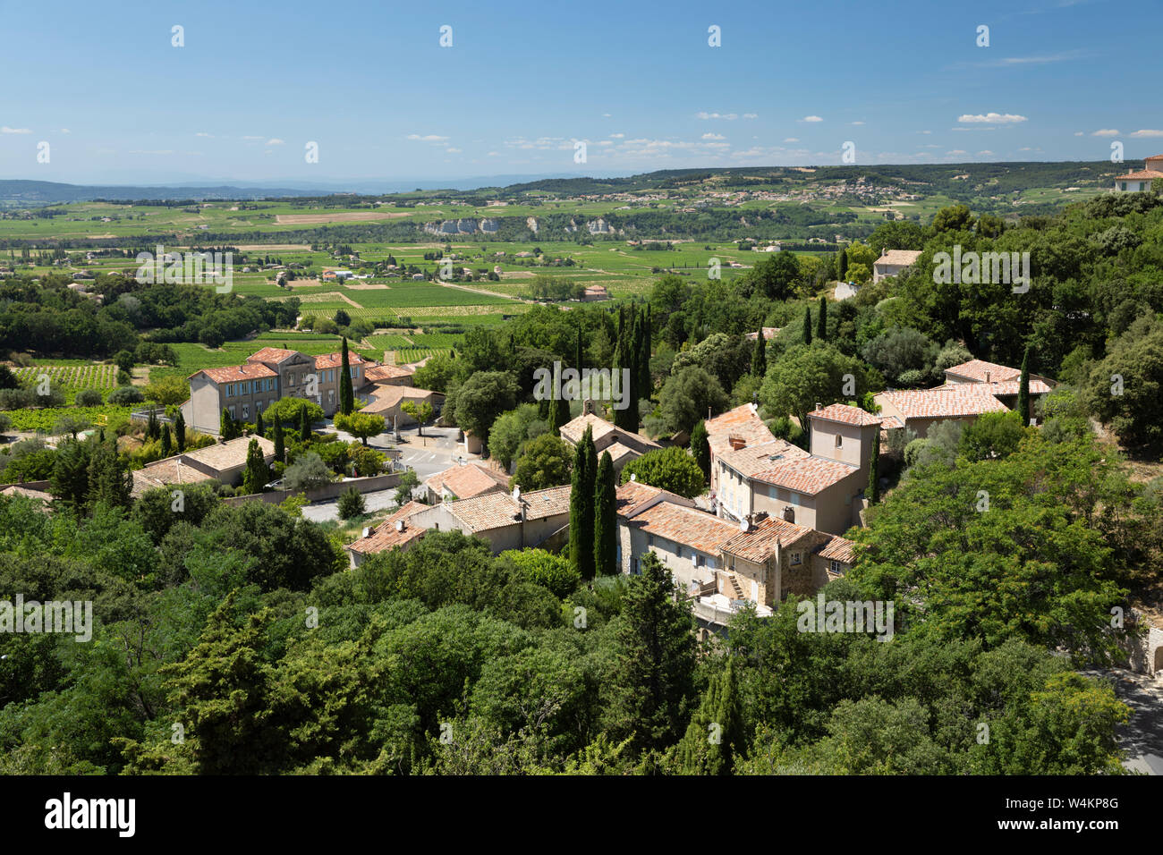 Vue sur le village et campagne viticole, Séguret, Provence-Alpes-Côte d'Azur, France, Europe Banque D'Images