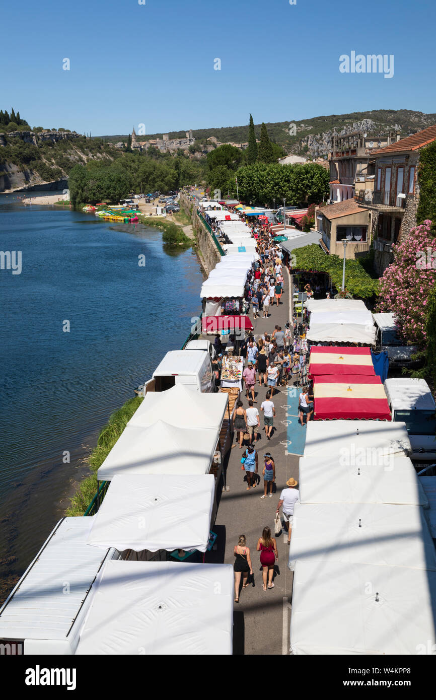 Le marché du dimanche le long de la rivière Ardèche avec le village d'Aigueze derrière, Saint-Martin-d'Ardeche, Auvergne-Rhone-Alpes, France, Europe Banque D'Images
