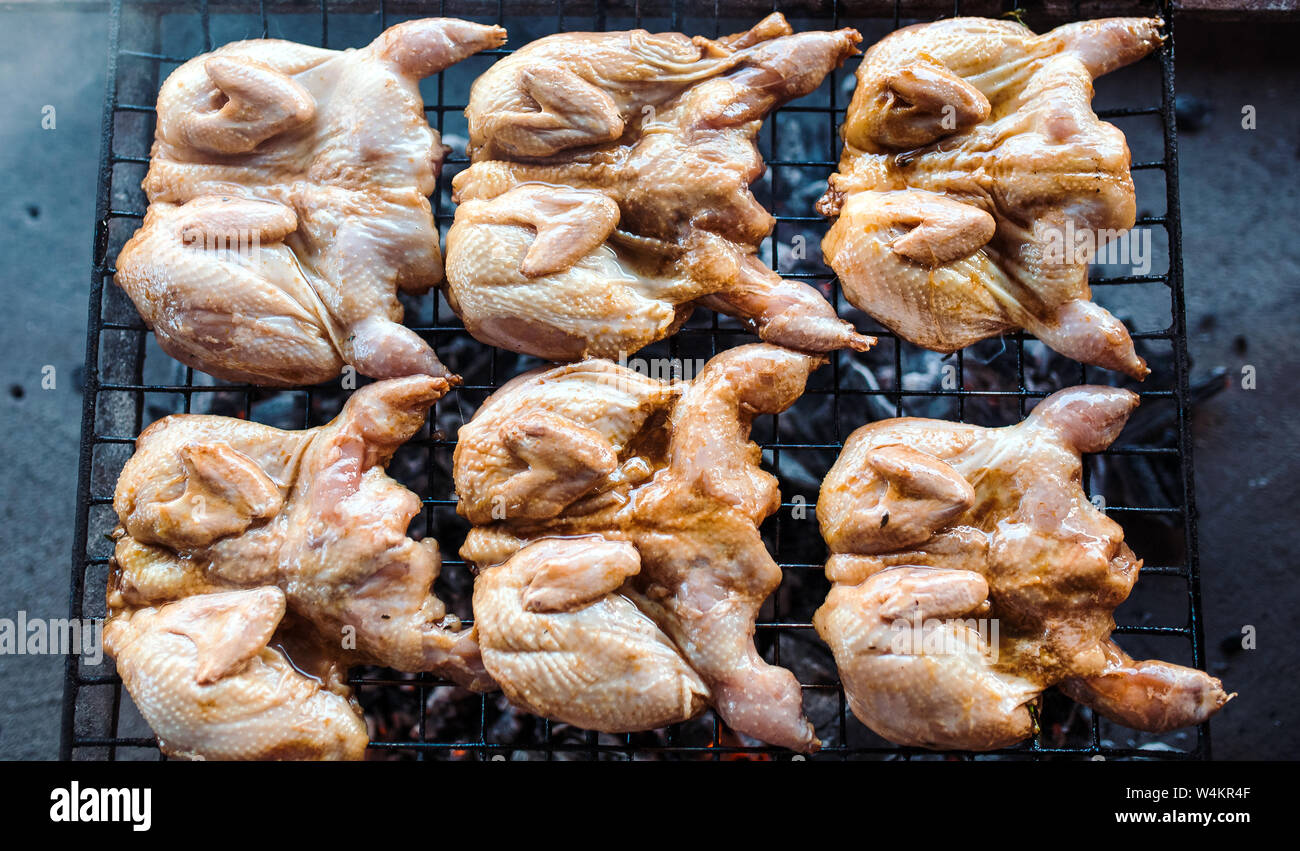 Caille rôtie sur le barbecue feu tourner / marinade des cailles grillées  pour oiseaux asia food Photo Stock - Alamy