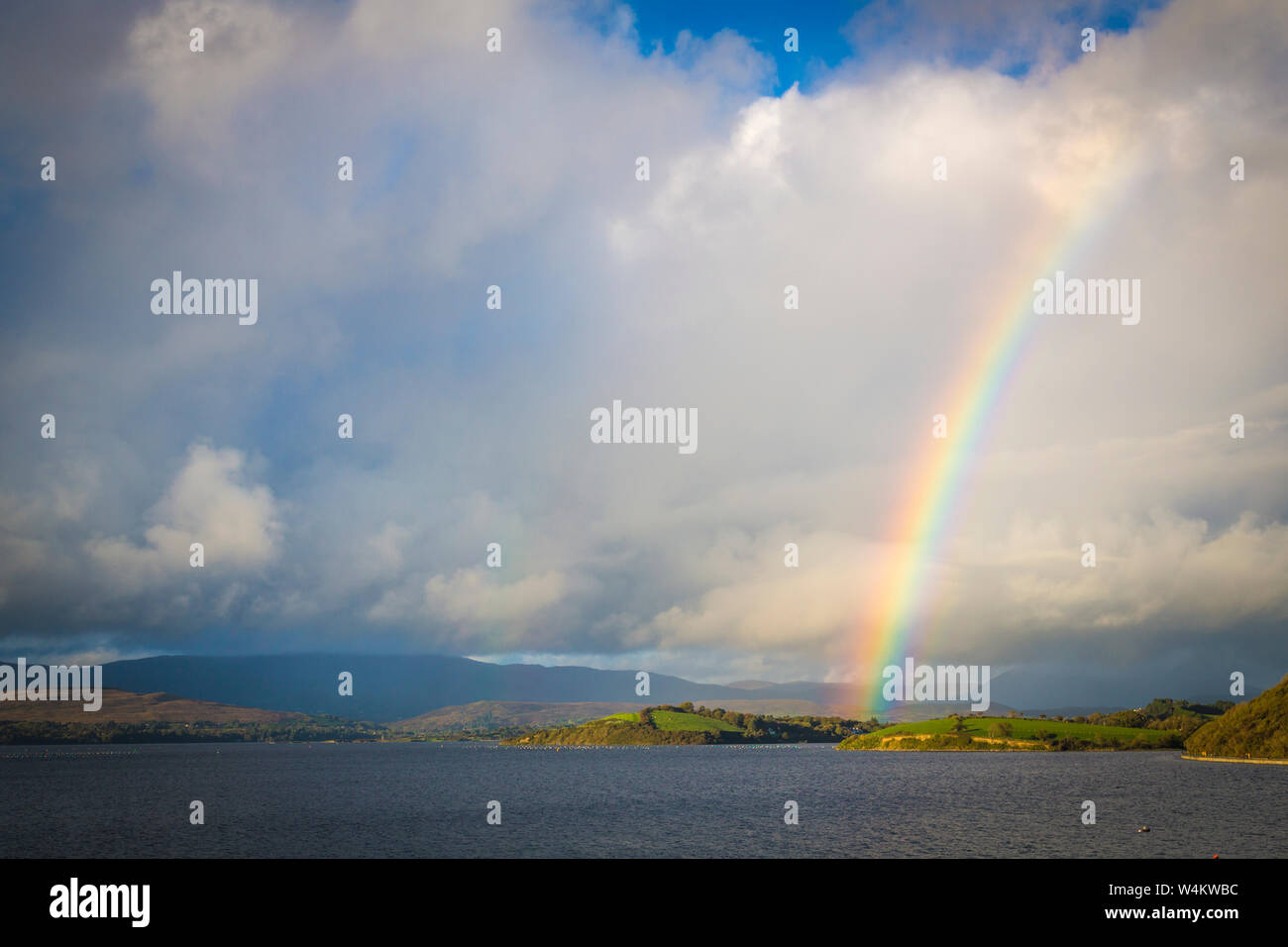 Merveilleux arc-en-ciel sur la baie de Bantry, West Cork, Irlande Banque D'Images