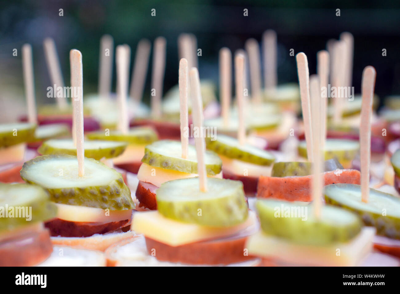 Snack avec saucisses, fromage et cornichons préparés pour la célébration Banque D'Images