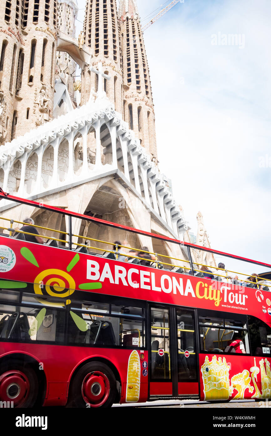 Barcelone, Espagne - 20 juin 2019 : visite touristique bus en face de la célèbre cathédrale de la sagrada familia, symbole du tourisme de masse dans la ville espagnole Banque D'Images