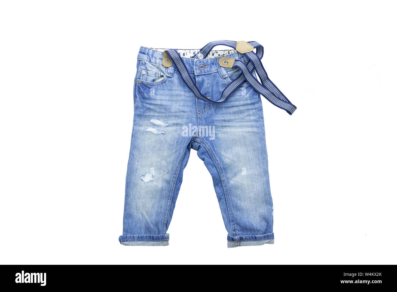 Jeans isolés. Pantalon denim élégant à la mode ou un pantalon pour enfant  garçon avec bretelles à rayures bleu isolé sur un fond blanc. L'été pour  enfants fash Photo Stock - Alamy