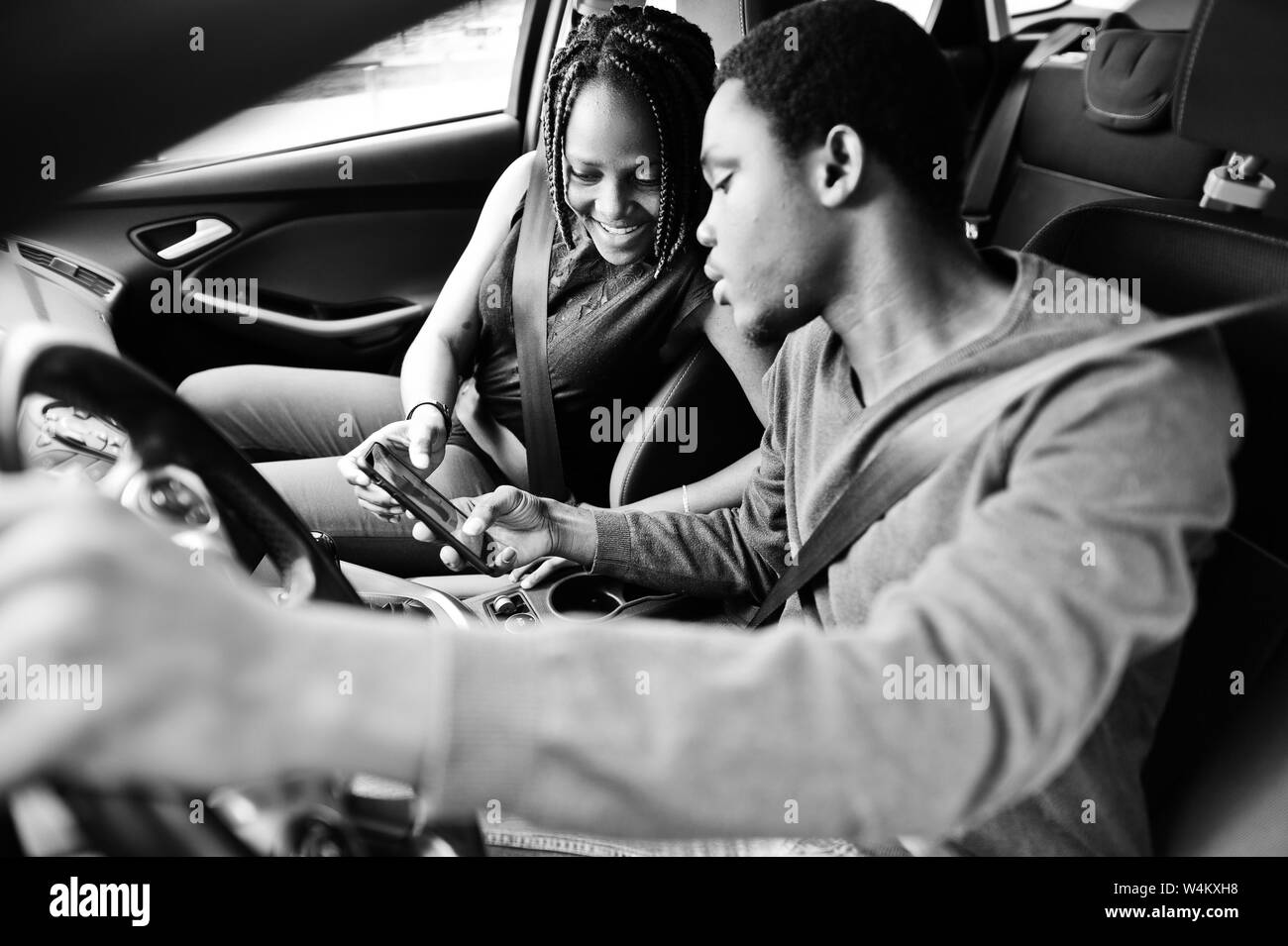 Heureux homme assis sur une voiture Banque d'images noir et blanc - Alamy
