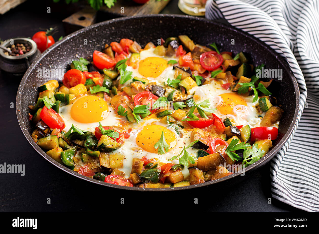 Petit-déjeuner tardif - oeufs au plat avec des légumes. Shakshuka. La cuisine arabe. Ces aliments. Banque D'Images