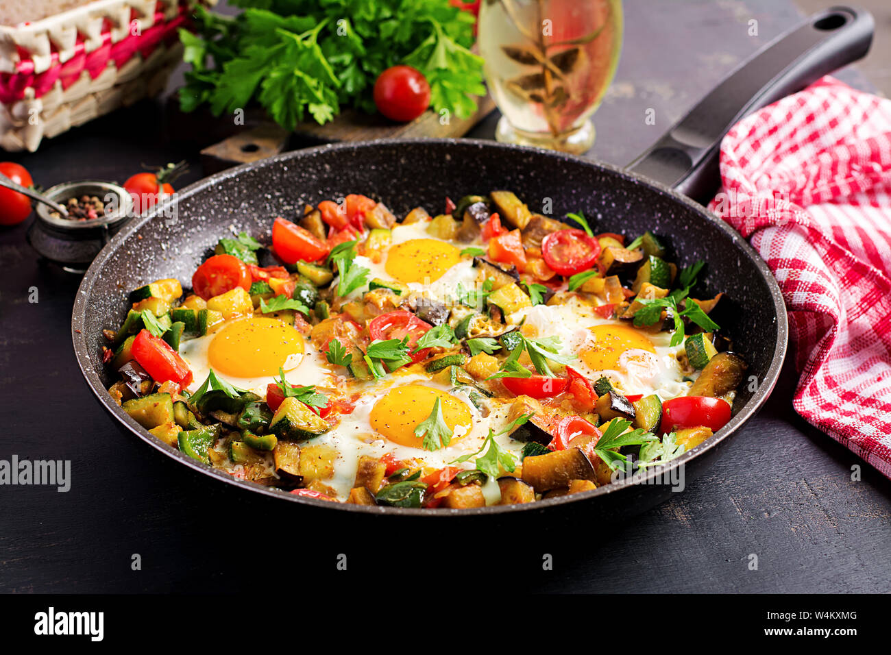 Petit-déjeuner tardif - oeufs au plat avec des légumes. Shakshuka. La cuisine arabe. Ces aliments. Banque D'Images