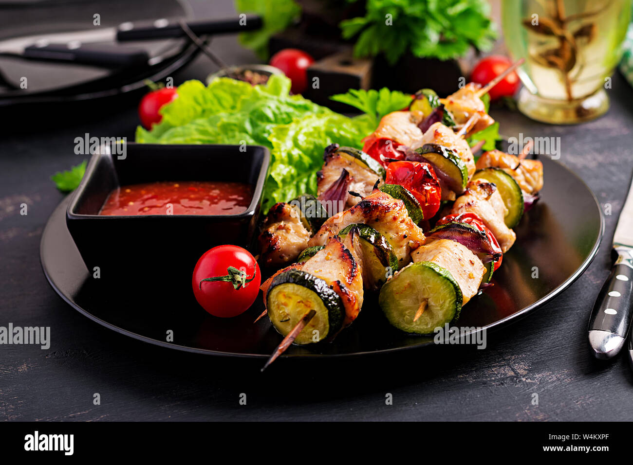 Brochettes de viande grillée, poulet shish kebab avec courgettes, tomates et oignons rouges. Barbecue de la nourriture. Banque D'Images