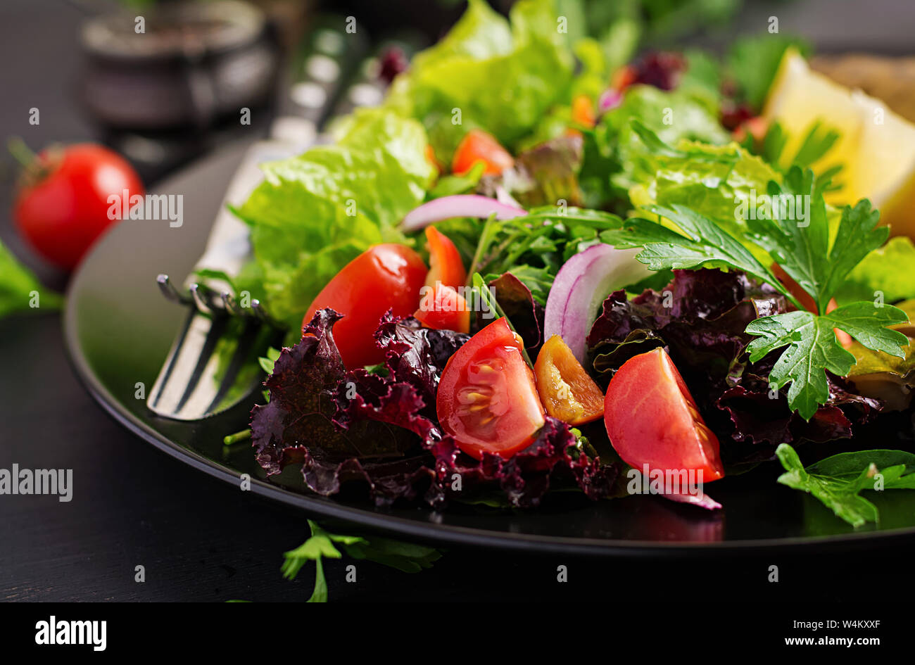 Salade de légumes de Gros plan sur fond sombre. Nourriture Vegan Banque D'Images