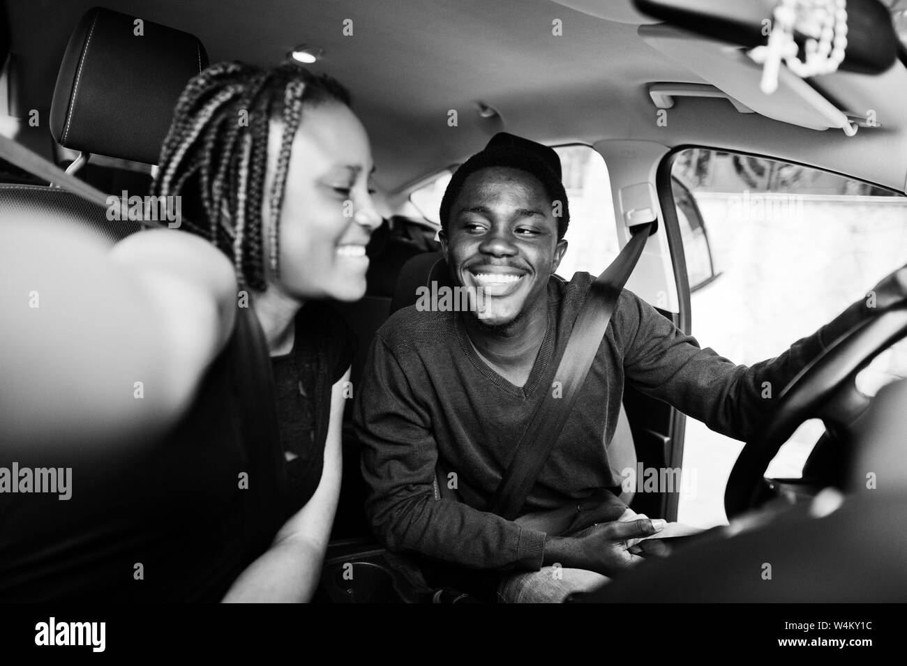 Heureux homme assis sur une voiture Banque d'images noir et blanc - Alamy