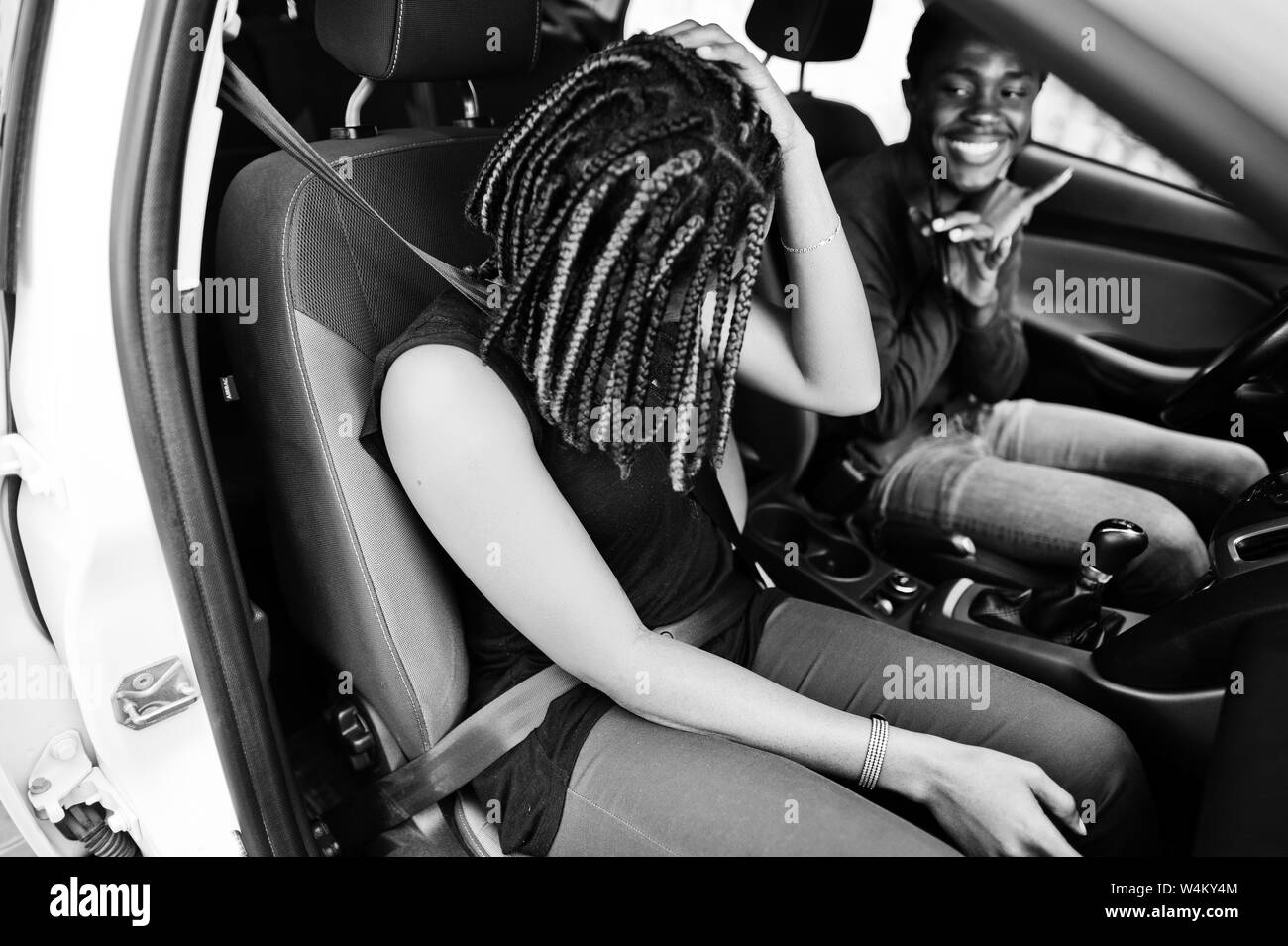 Heureux homme assis sur une voiture Banque d'images noir et blanc - Alamy