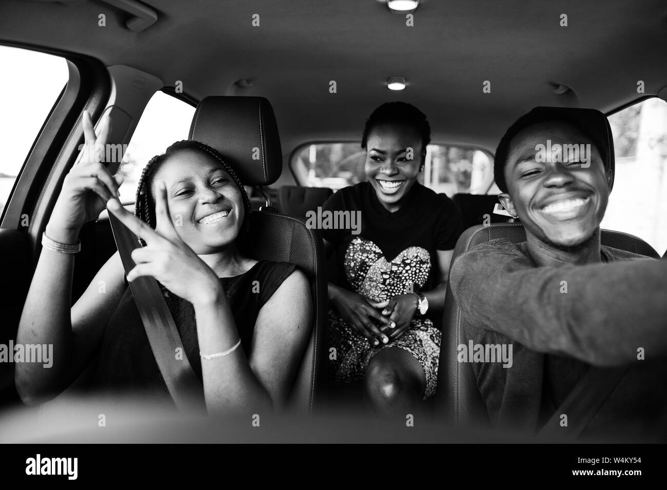 Young african american amis assis à l'intérieur d'une voiture. Banque D'Images