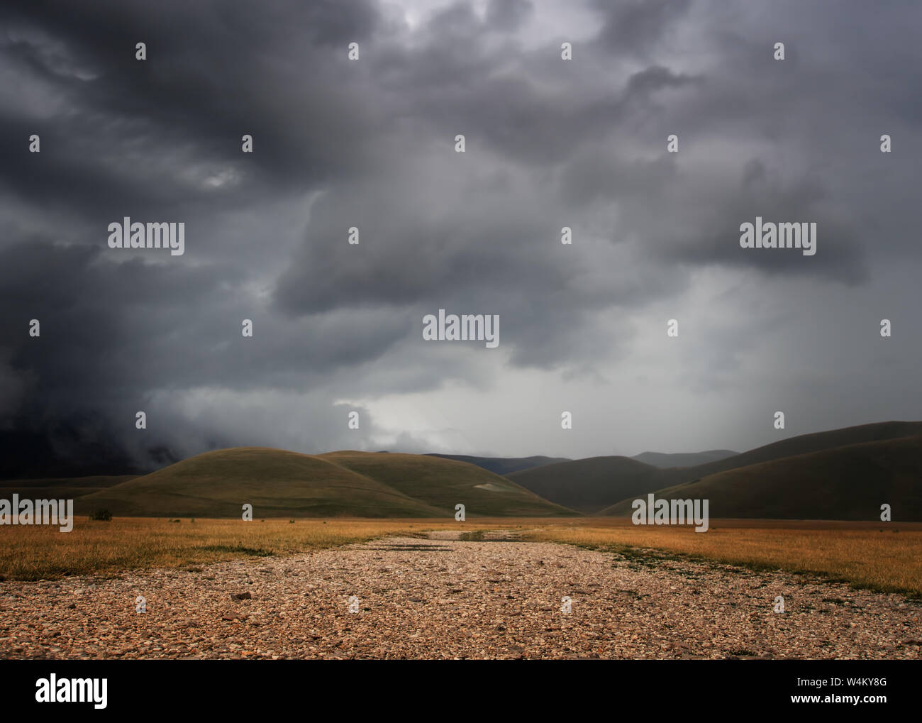 Storm coming dans plus de Castelluccio di Norcia plain, en Ombrie, Italie. Le mauvais temps. Low angle view, Big Sky. Banque D'Images