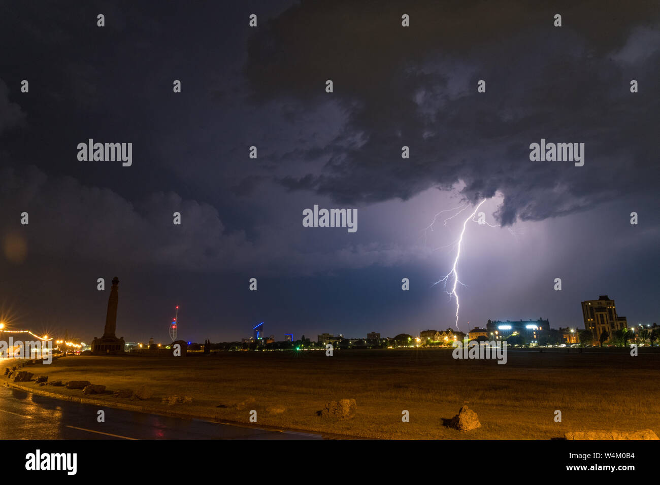 Un orage rage sur Portsmouth le 23 juillet 2019 Banque D'Images