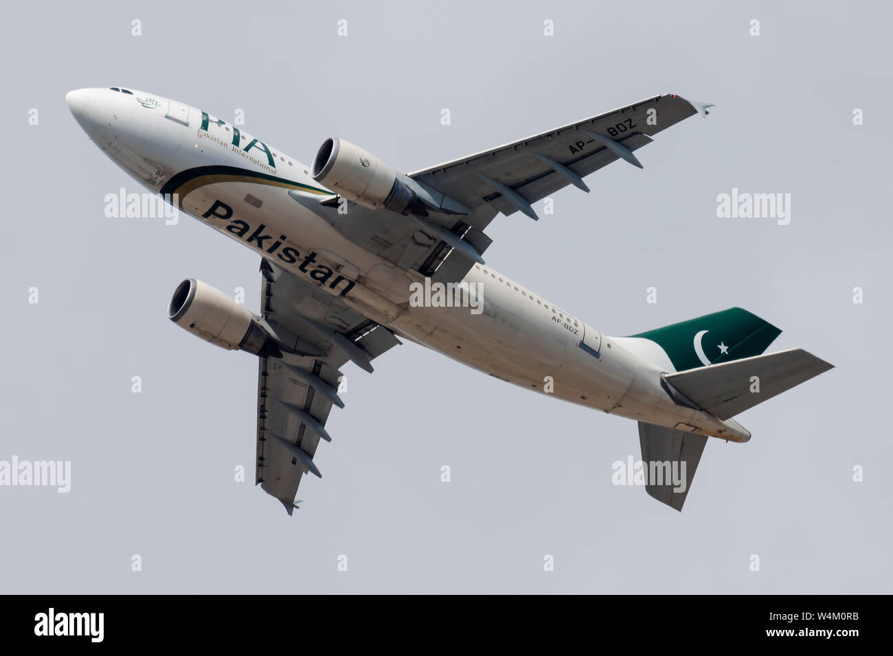 Francfort / ALLEMAGNE - 20 août 2013 : PIA Pakistan International Airlines Airbus A310 AP-Bundesverband avion du passager départ à l'aéroport de Francfort Banque D'Images