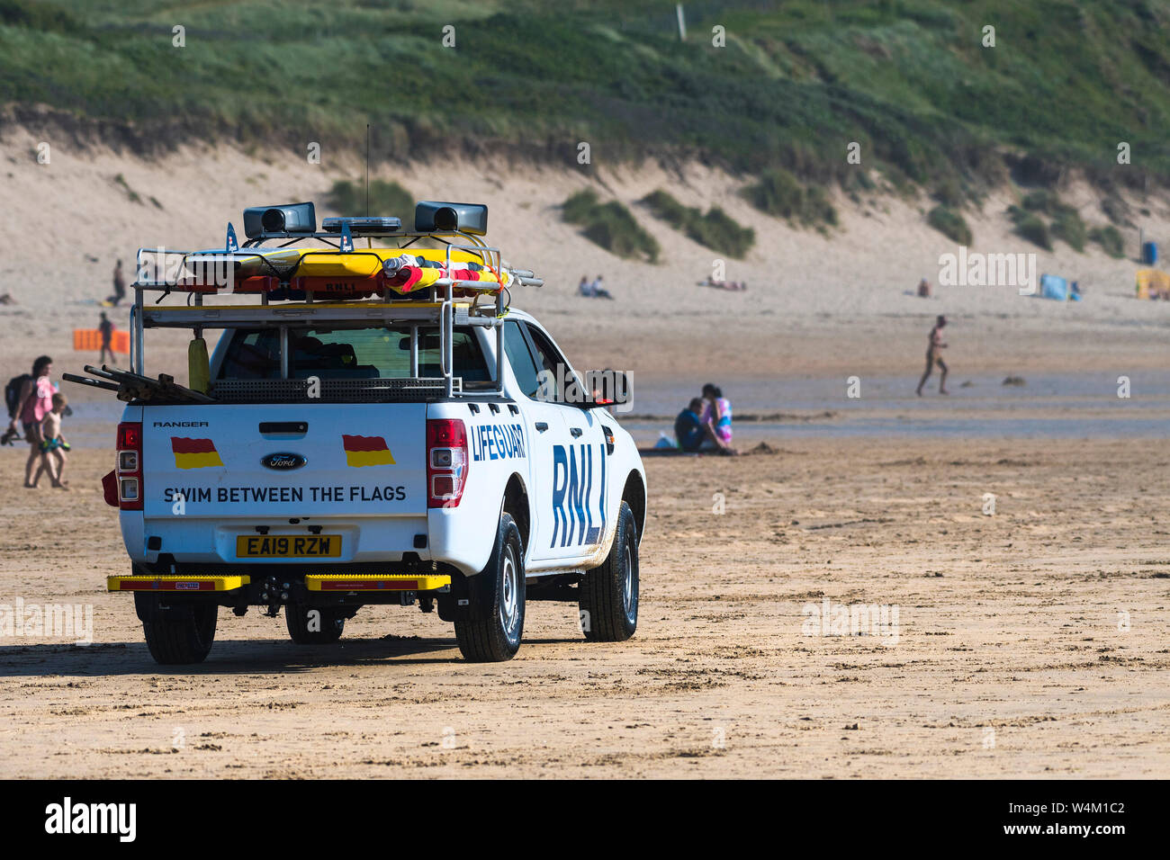 Un véhicule d'urgence de la RNLI sur la plage de Fistral à Newquay en Cornouailles. Banque D'Images