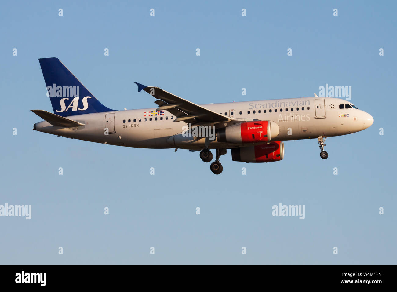 Francfort / ALLEMAGNE - 20 août 2013 : Scandinavian Airlines Airbus A319 OY-KBR avion du passager à l'atterrissage à l'aéroport de Francfort Banque D'Images