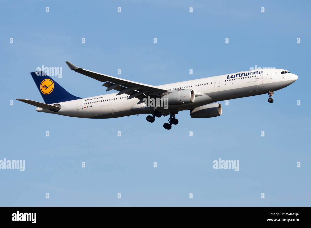 Francfort / ALLEMAGNE - 21 août 2013 : Lufthansa Airbus A330-300 D-AIKA avion du passager à l'atterrissage à l'aéroport de Francfort Banque D'Images Francfort / ALLEMAGNE - 21 août 2013 : Lufthansa Airbus A330-300 D-AIKA avion du passager à l'atterrissage à l'aéroport de Francfort Banque D'Images